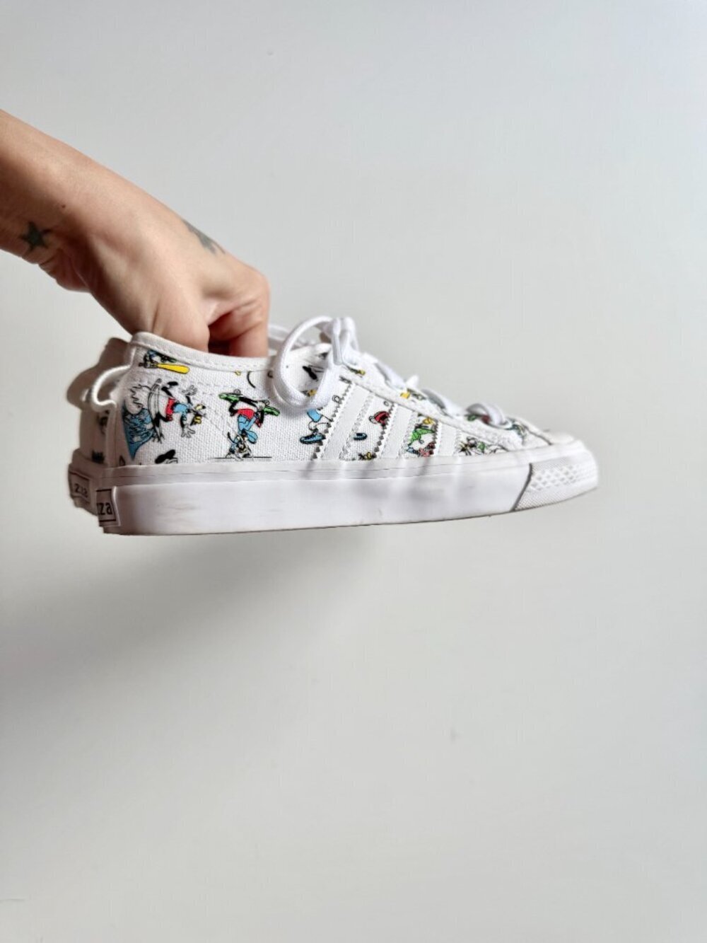 Kids' ADIDAS x DISNEY Nizza Goofy White Canvas Low Top Sneakers, Size 13 - Picture 3 of 15